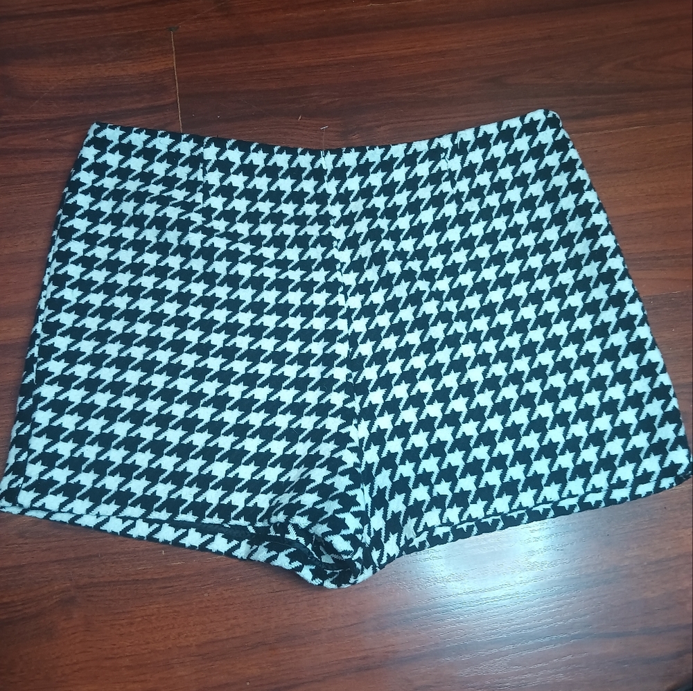 Forever 21 Black and White Houndstooth Women Shorts 2xl
